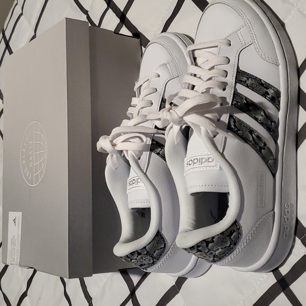 Womens Adida 7.5 white with snack skin accent tennis shoe
